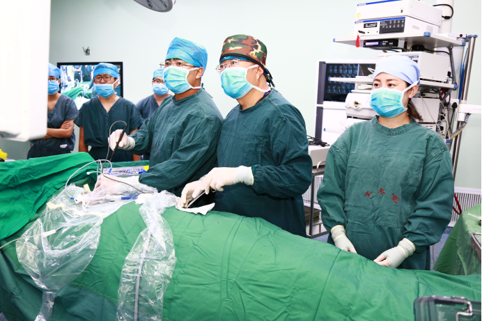 所有症状均消失,术后mr检查显示病变已彻底去除,今日已出院,患者和